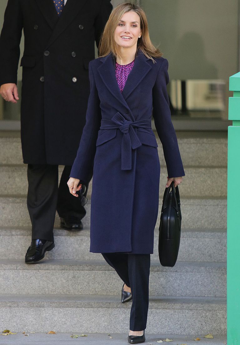 <p>La reina&nbsp;<strong>Letizia</strong> es la mayor fan de este abrigo y por eso tiene varios modelos. En esta ocasión luce un diseño en azul marino.&nbsp;</p>
