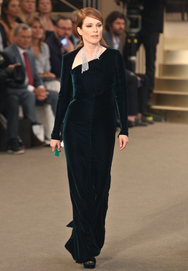 <p><strong>Julianne Moore</strong> espectacular vestida de Chanel abriendo el desfile de Alta Costura de la Maison.</p>
