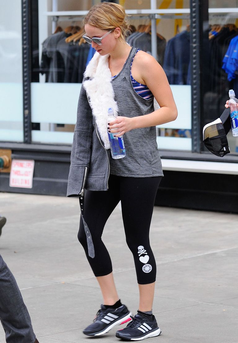 <p>La actriz <strong>Jennifer Lawrence</strong> no descuida su figura, y para hacer ejercicio apuesta por combinar negro, gris y blanco más un top a rayas.</p>
