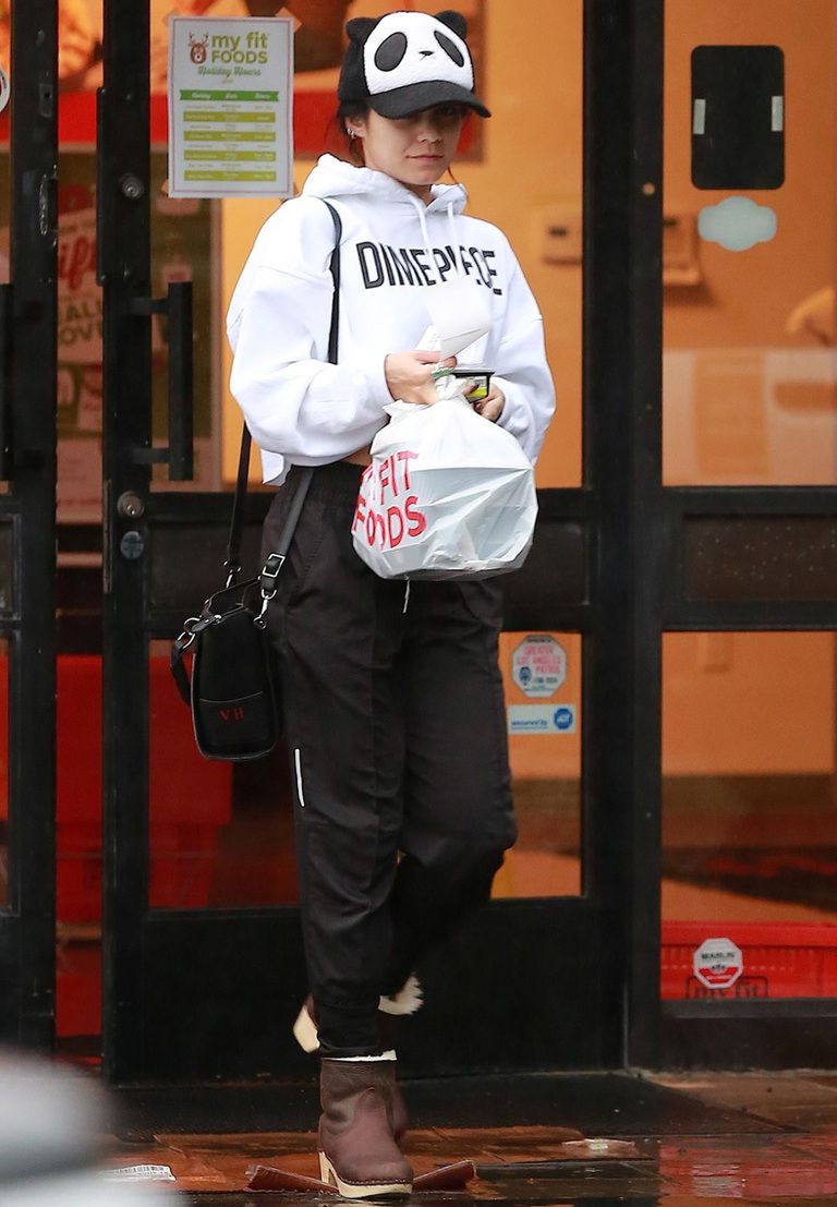 <p>Lo de salir a la calle disfrazada de oso panda no le funciona a&nbsp;<strong>Vanessa Hudgens</strong> en este outfit deportivo en blanco y negro con una llamativa gorra.&nbsp;</p>