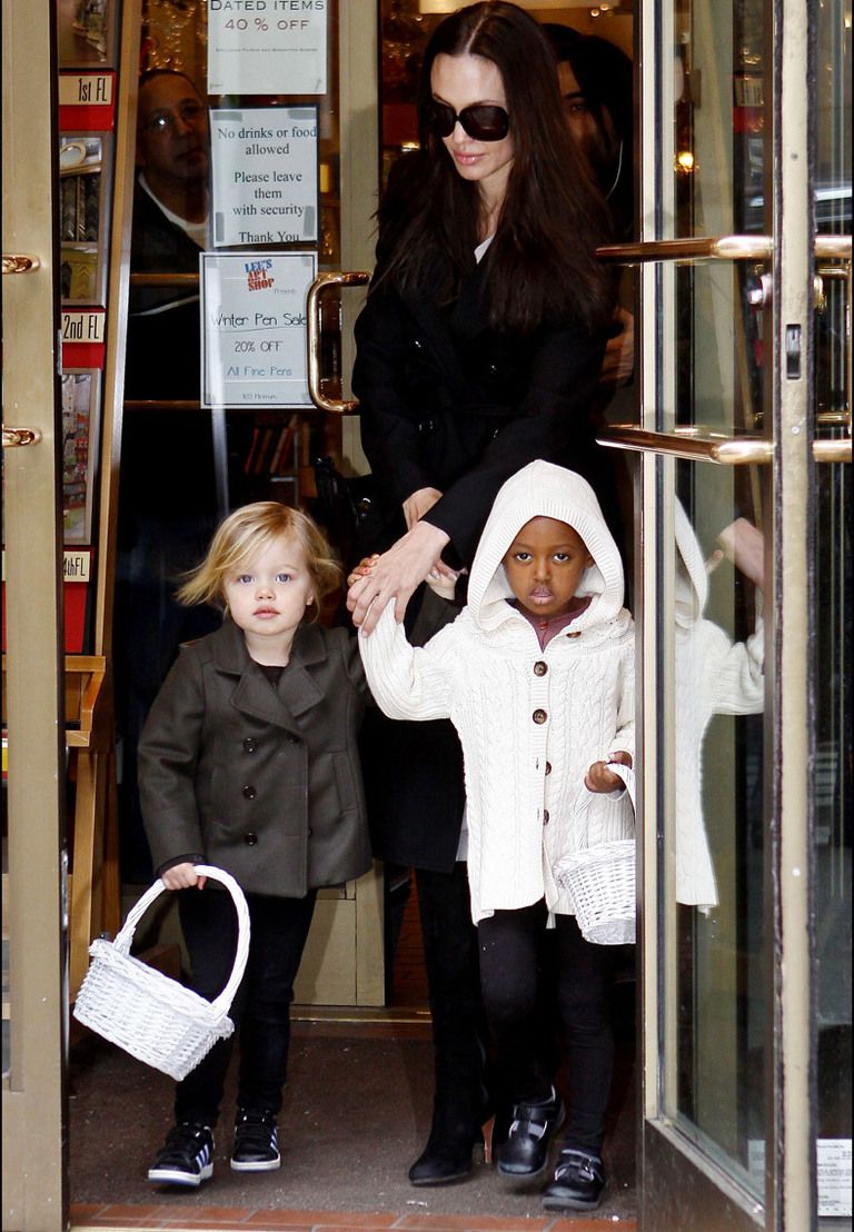 <p>Shiloh nació fruto de la relación con Brad Pitt por cesárea en Namibia y con ella siguió aumentando el número de miembros de la familia Pitt-Jolie.</p>