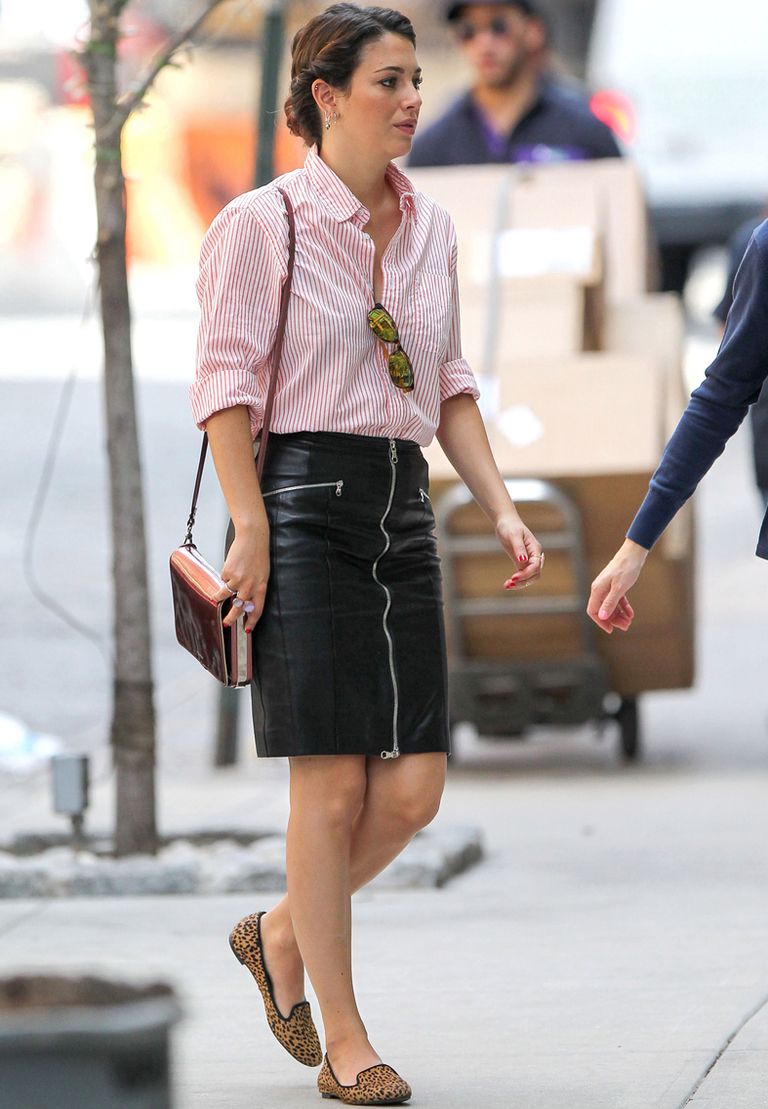 <p><strong>Blanca Suárez</strong> prefiere las faldas para un street style como este con camisa de rayas, slippers de animal print y bolso de charol. Para copiar.&nbsp;</p>