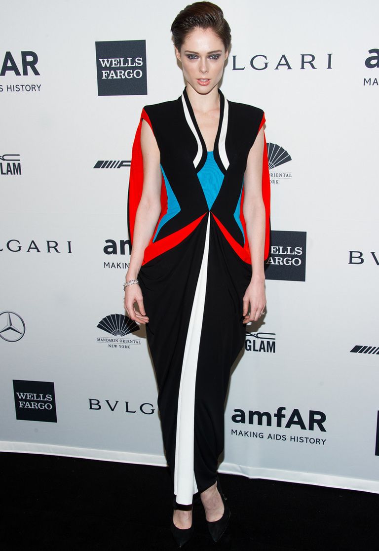 <p>Fiel a su estilo, <strong>Coco Rocha</strong> eligió un original modelo de print lineal en rojo, azul, blanco y negro de <strong>Jean Paul Gaultier Couture Primavera 2014</strong>&nbsp;y lo combinó con unos zapatos en negro.</p>