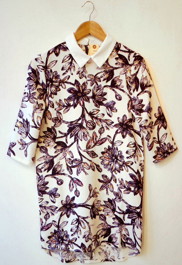 <p>Blusa de flores en blanco morado con manga tres cuartos y cuello de camisa en blanco (£ 55.00).</p>