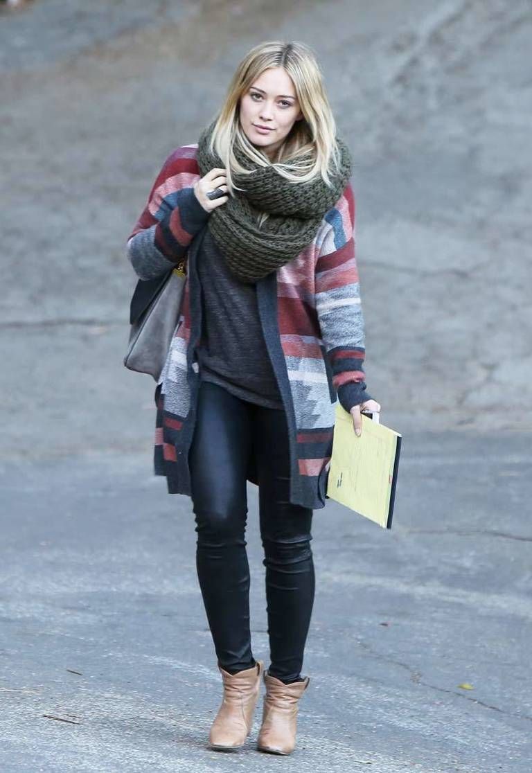 <p><strong>Hilary Duff</strong> es una amante de las bufandas y fulares XXL.&nbsp; En tono verde militar, y con dos vueltas sobre el cuello, apuesta por el tejido más hot: el punto.</p>
