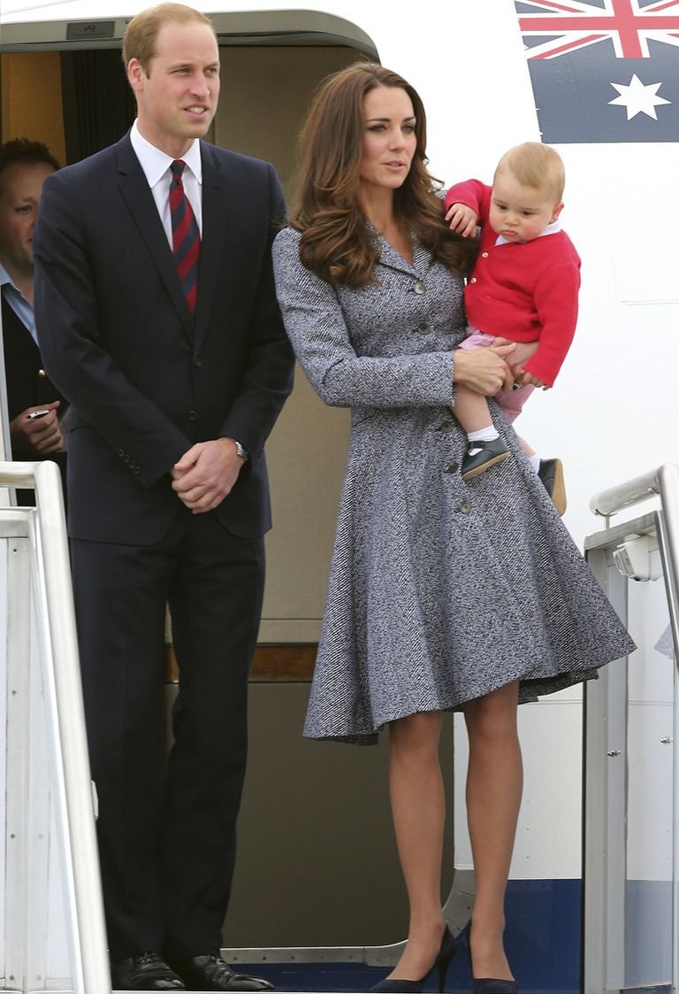 <p>La gira llega a su fin y los Duques de Cambridge posan junto a su hijo George justo antes de coger el avión de vuelta. Kate lucía el mismo abrigo de&nbsp;<strong>Emilia Wickstead&nbsp;</strong>que en el Australian War Memorial aunque sin el tocado.&nbsp;</p>