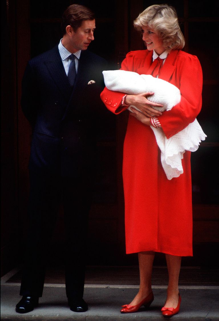<p>Cuando nació el Príncipe Harry, la princesa Diana eligió este look de abrigo rojo, camisa de rayas y salones bajos rojos para su salida del <strong>Hospital&nbsp;St. Mary's el 16 de septiembre de 1984</strong>.</p>