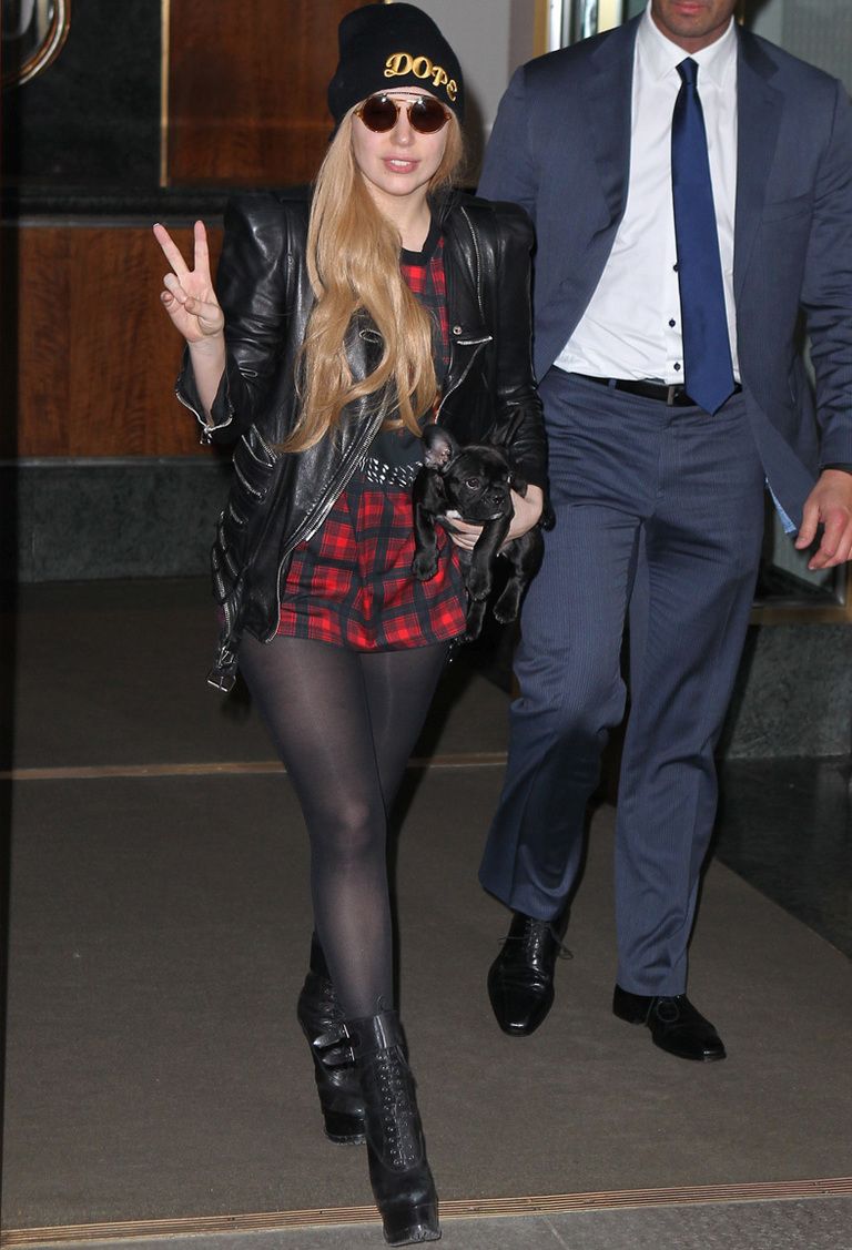 <p><strong>Lady Gaga</strong> se olvidó los pantalones en este look con camisa de cuadros, cazadora 'perfecto', gorro de lana y sus imposibles zapatos.&nbsp;&nbsp;</p>