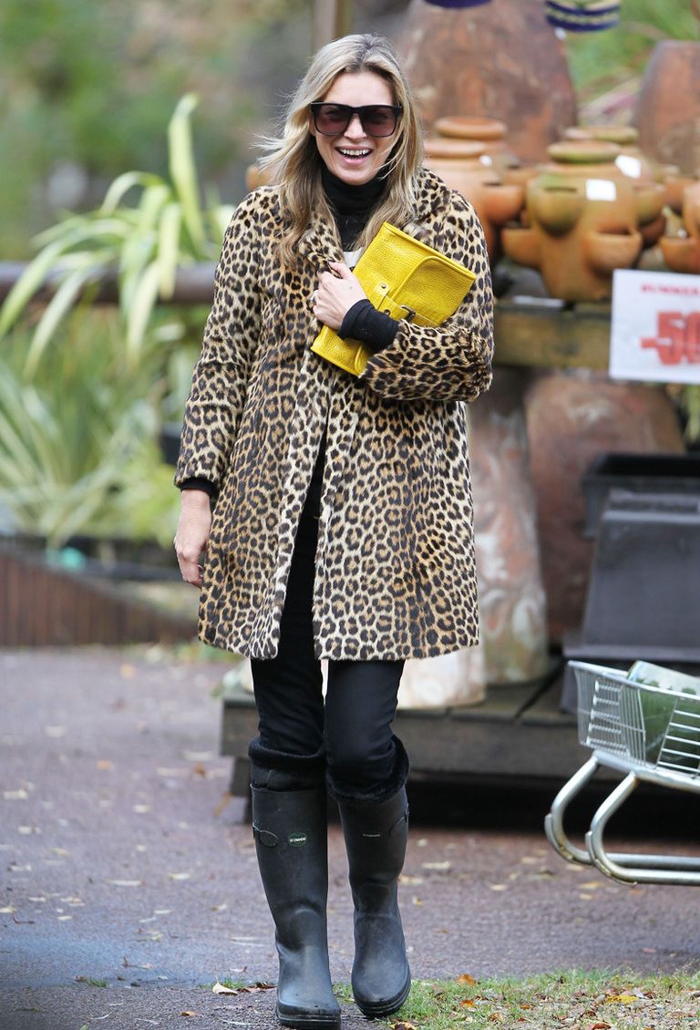 <p><strong>Kate Moss</strong> acierta al integrar las suyas en un look en negro al que da los toques especiales con un abrigo de print animal y una cartera amarilla.</p>