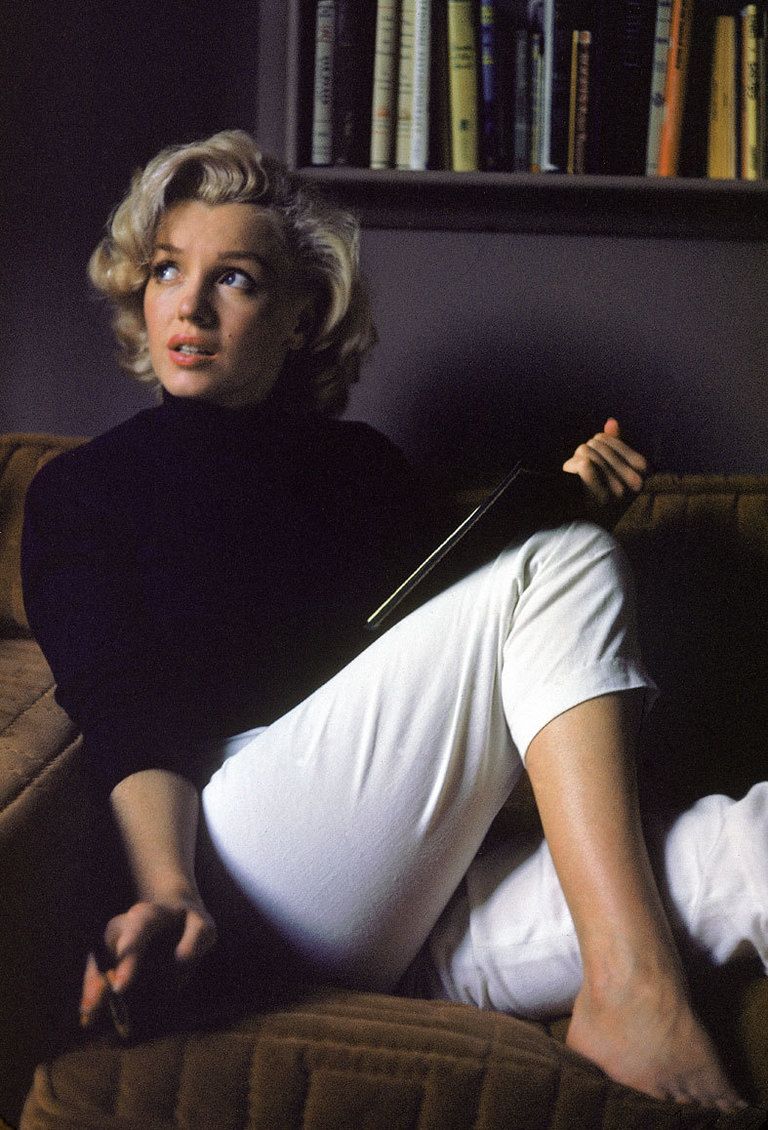 <p>Gracias a Marilyn y esta imagen, siempre quisimos tener unos capri blancos que llevar con un jersey negro.</p>