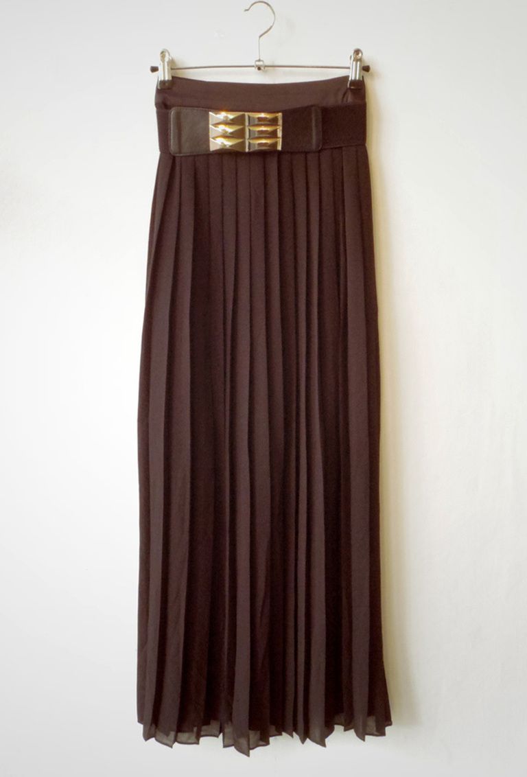 <p>Falda larga plisada de color negro con cinturón elástico con detalle dorado (£39.00).</p>