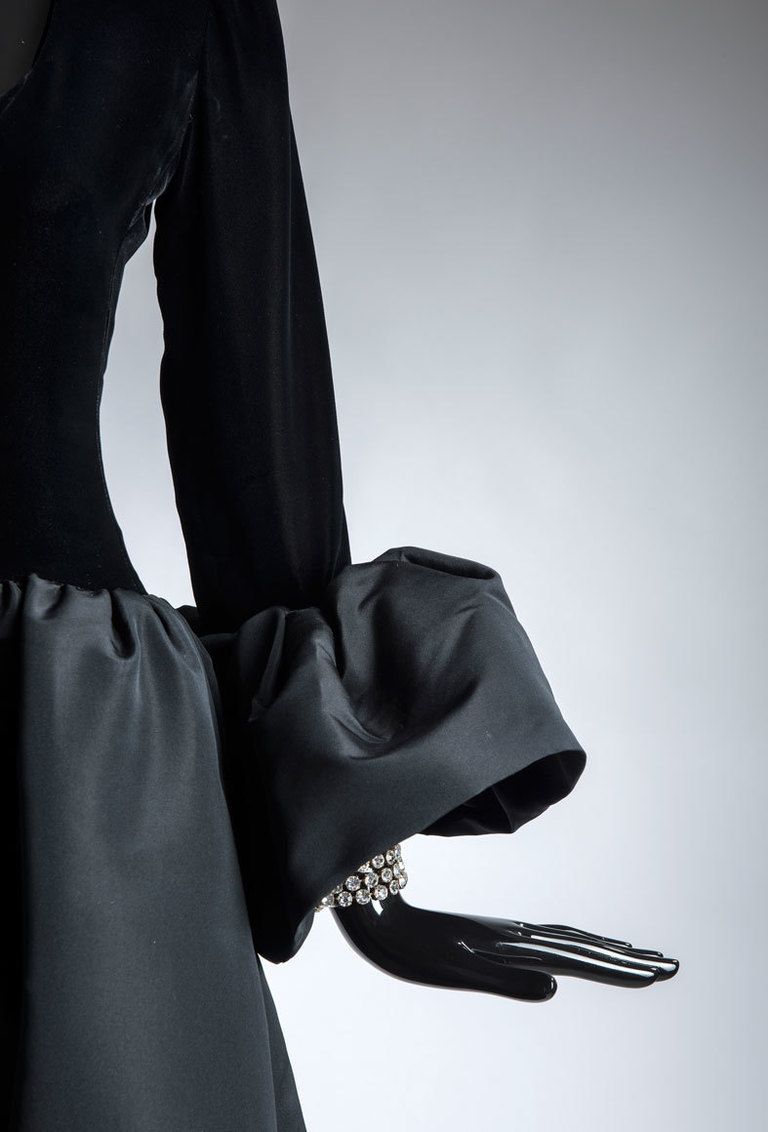<p>Plano detalle del volante de la <strong>manga del vestido de Givenchy.</strong></p>