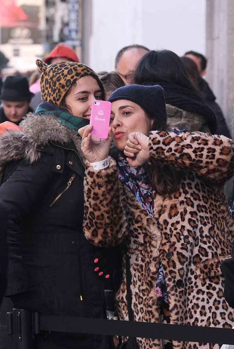 <p>Dos de nuestras protagonistas del 'street style' sonríen a su cámara momentos antes de ser por fin testigos de la nueva colección de <strong>Isabel Marant</strong> para H&amp;M. Charlas y sonrisas para campear las horas de cola.</p>