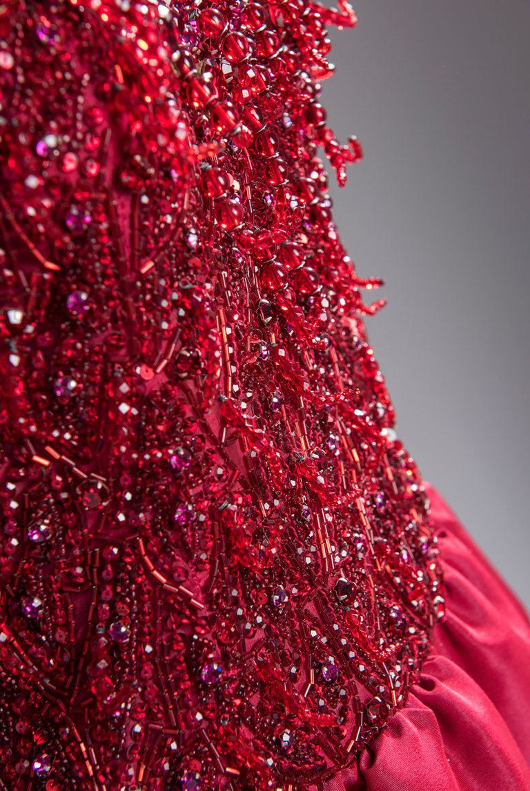 <p>Un detalle de la pedrería del modelo de <strong>Alta Costura de Givenchy.</strong></p>