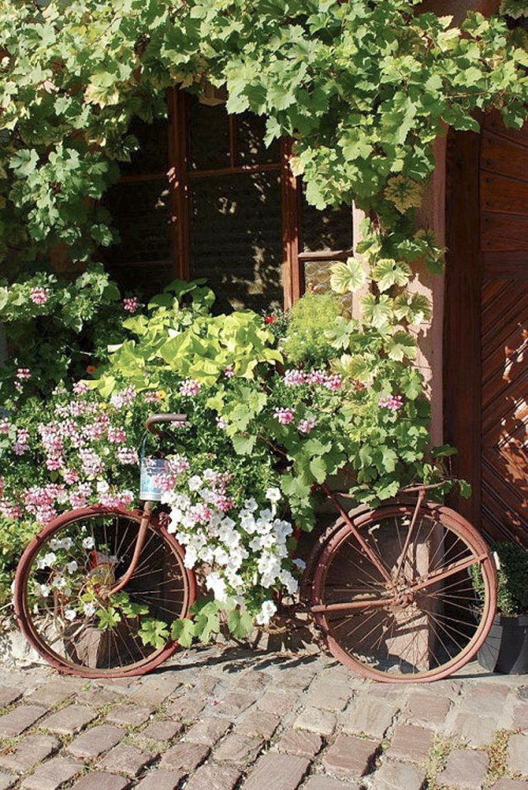 <p>También encontramos esta foto en <a href="http://happydayout.tumblr.com/post/30377285539" target="_blank">Tumblr</a> que nos lleva a imaginarnos el rincón más especial en el jardín de tu casa: 'viste' con flores de diferentes formas y colores una antigua bicicleta (seguro que a alguien de tu familia, le estorba una). Deja que florezcan lo suficiente para que cubran buena parte de ella, dejando a la vista, eso sí, sus ruedas. </p>