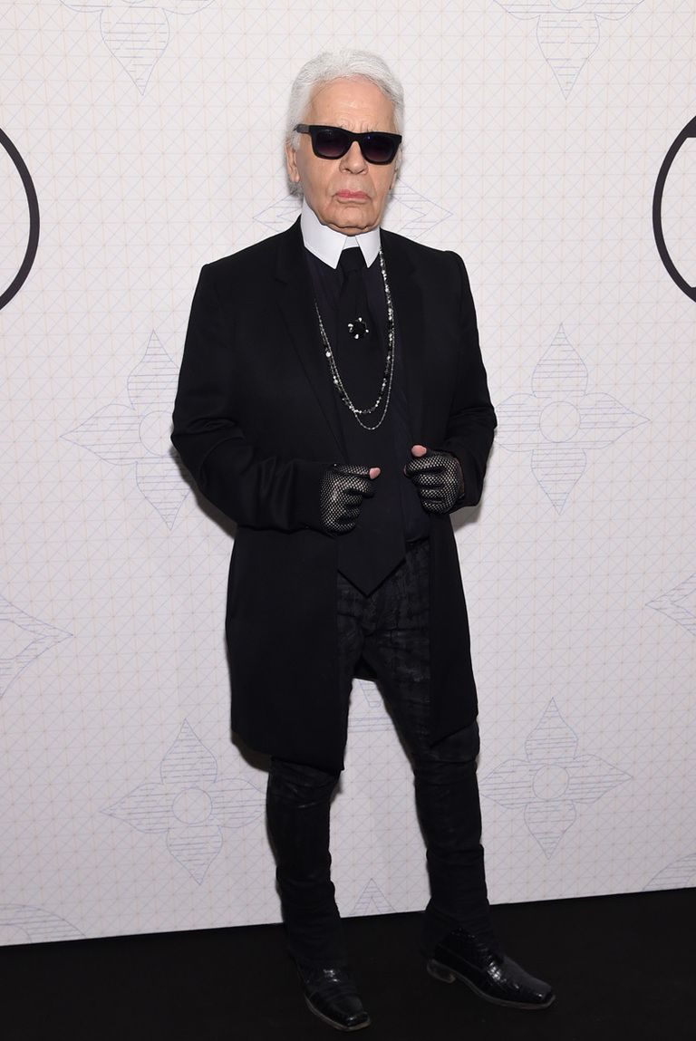 <p>Uno de los casos más conocidos, el del diseñador&nbsp;Karl Lagerfeld, que siempre lleva lo mismo. Traje negro con levita, camisa blanca, pantalón ajustado y corbata fina negra. SIn olvidar gafas y guantes.</p>