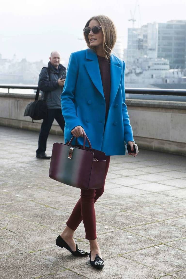 <p>Su chaquetón en tono azul intenso contrasta con el color 'burgundy' del resto de su look. Originalidad en el bolso XL y bailarinas con pedrería en la parte delantera.</p>