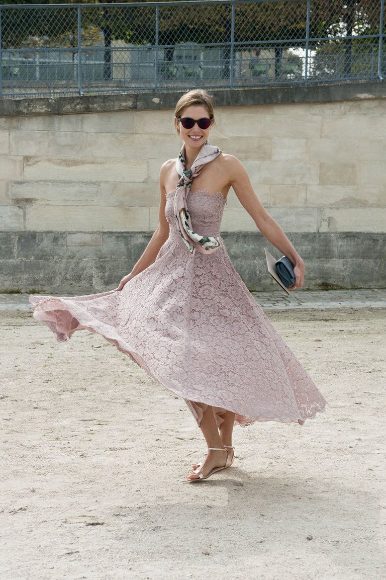 <p>La modelo canadiense derrocha romaticismo mientras luce con gracia este vestido palabra de honor e inmenso vuelo completamente hecho de encaje en color rosa palo. Sublime el detalle del pañuelo anudado, muy parisino. </p>