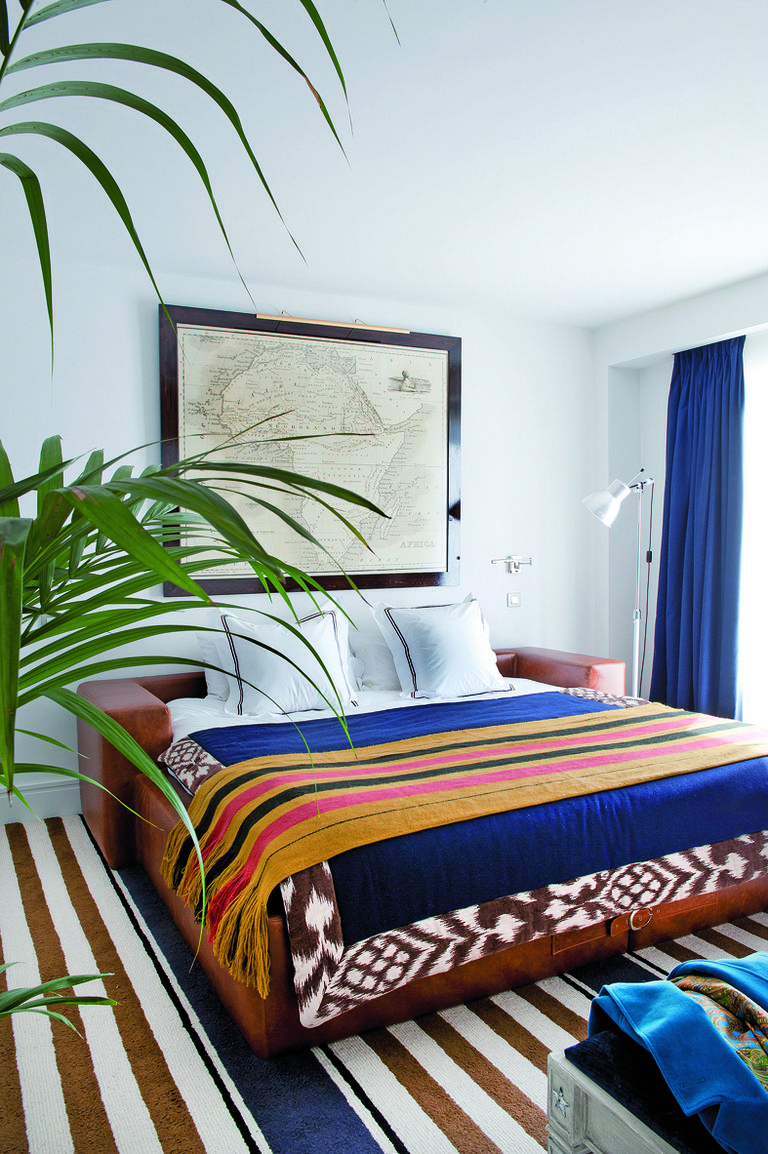 <p>Líneas, texturas y tonos relajantes para ambientes muy sofisticados. En el dormitorio, cama de cuero de Melián Randolph, hecha por Tapizados Doñana, y alfombra de lana del estudio realizada por Naqsh. Mapa antiguo de África, del dueño, y manta de Hermès.</p>