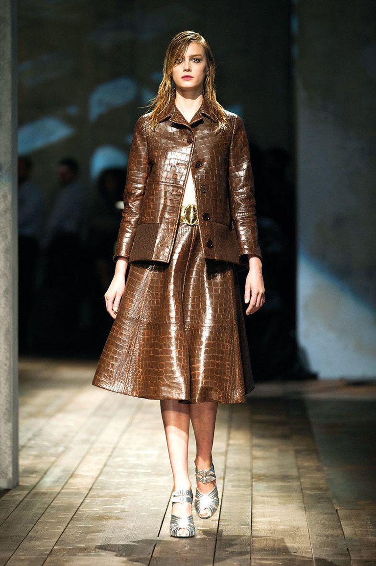 <p>Prada presentó este traje de falda con vuelo y chaqueta abotonada '100% leather' y en tono 'toffee'.</p>