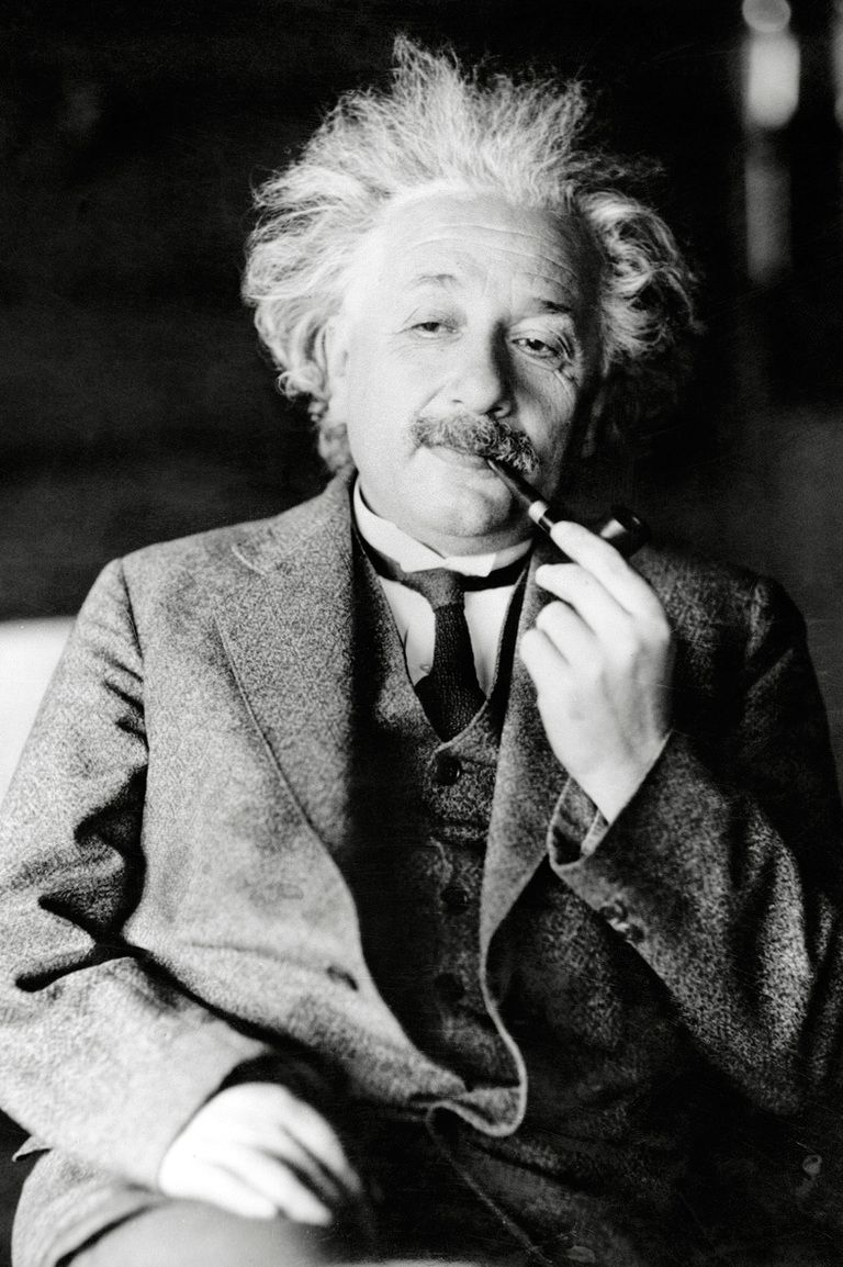 <p><strong>Albert Einstein</strong> es una de las primeras figuras públicas que adoptó este sistema para vestirse. Traje gris, camisa de cuello estrecho, corbata negra y siempre sin calcentines.</p>