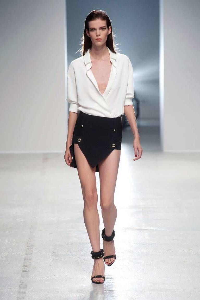 <p>Diseñador: Anthony Vaccarello. <strong>Paris Fashion Week.</strong></p>