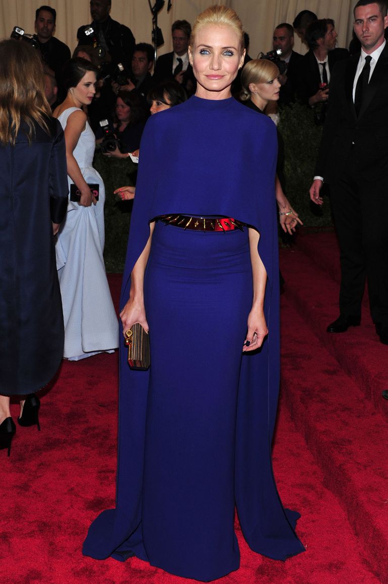 <p>No podemos olvidar uno de sus looks más elegantes y sofisticados, en la Gala del MET 2013 con un diseño azul noche de <strong>Stella McCartney</strong> con capa y cinturón dorado de pinchos.&nbsp;</p>