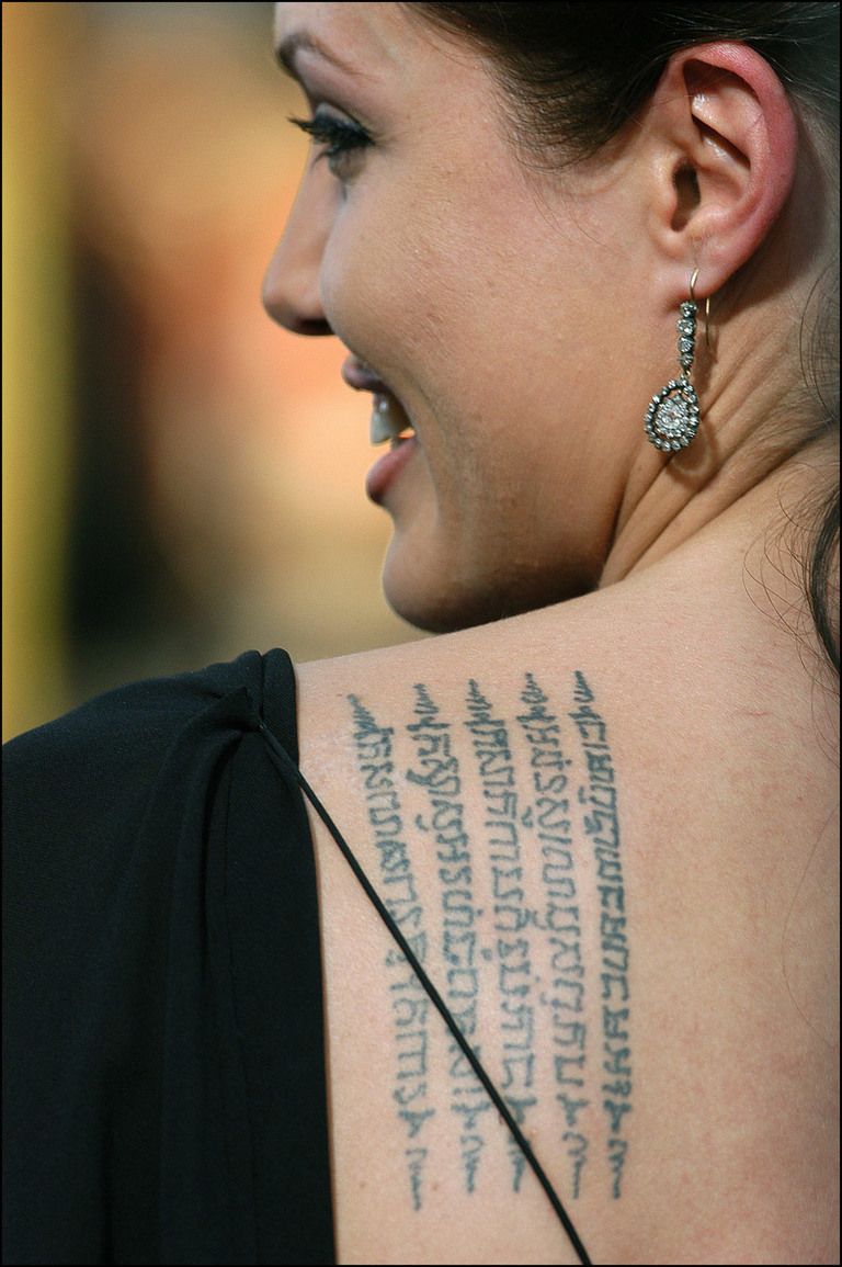 <p>Angelina perdió la cuenta de los tatuajes que llevaba y llegó a tatuarse en números romanos los que tenía por entonces. Todos los que tiene tienen significados profundos y ha tenido que borrarse más de una vez los nombres tatuados de ex maridos que acostumbraba a grabarlos en su piel cuando su relación iba viento en popa.</p>