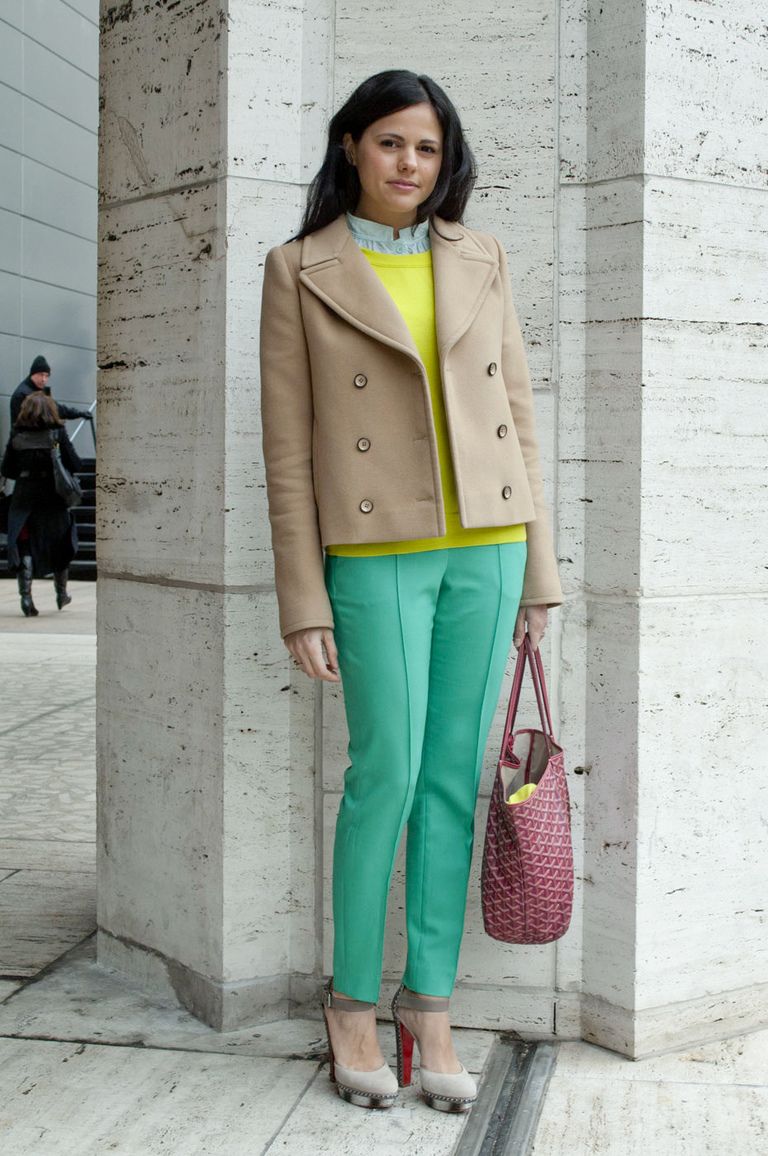 <p>Una combinación de colores exquisita: verde menta y amarillo sobre un abrigo beis. ¡Perfecta!</p>