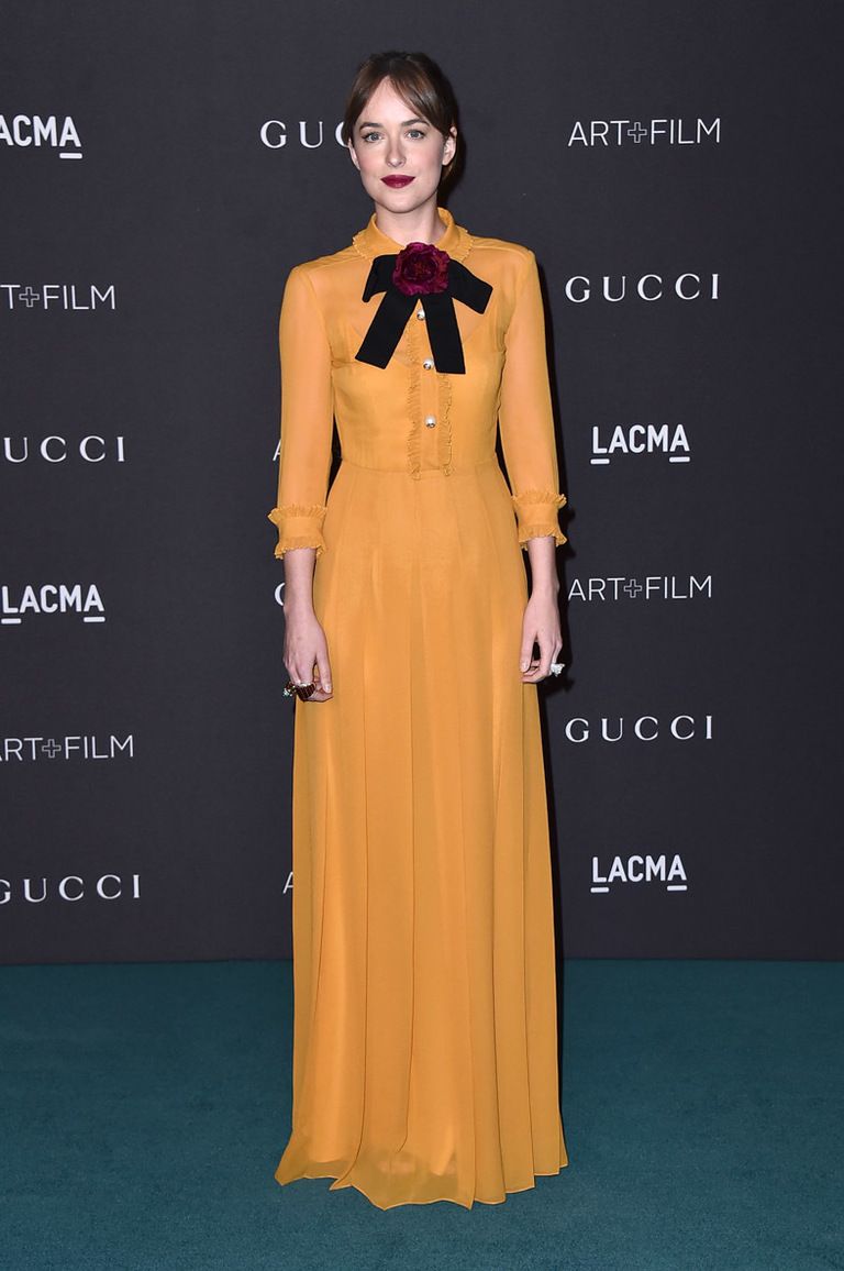 <p>Además de en camisas, las lazadas también se pueden lucir en vestidos. <strong>Dakota Johnson</strong> nos ha robado el corazón con este vestido retro en color mostaza con lazo negro y flor burgundy de<strong> Gucci Resort 2016</strong>.</p>