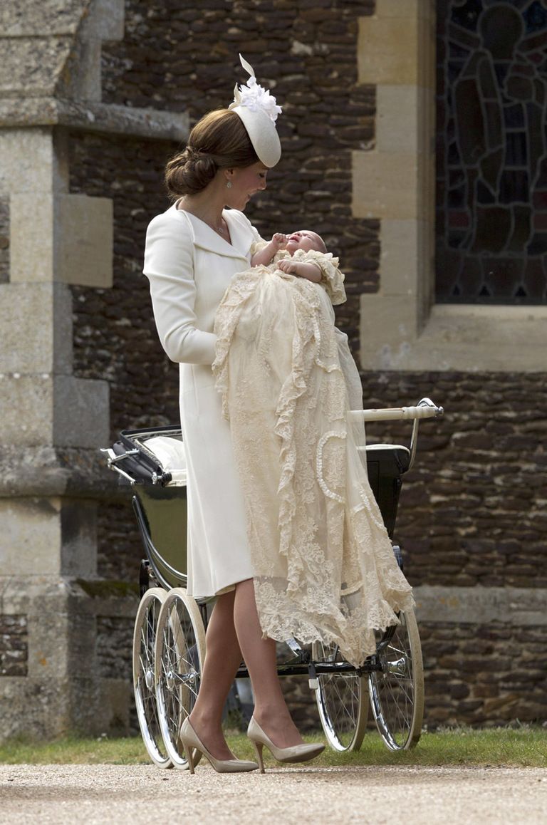 <p>Un vestido y chaqueta de corte <i>midi</i> en tono crema, ambas piezas de<strong> Alexander McQueen</strong>, han sido las elegidas por <strong>Kate</strong> para bautizar a su pequeña, <strong>Charlotte Elizabeth Diana</strong> (nombres en homenaje a su bisabuela y a la queridísima <strong>Lady Di</strong>).</p>