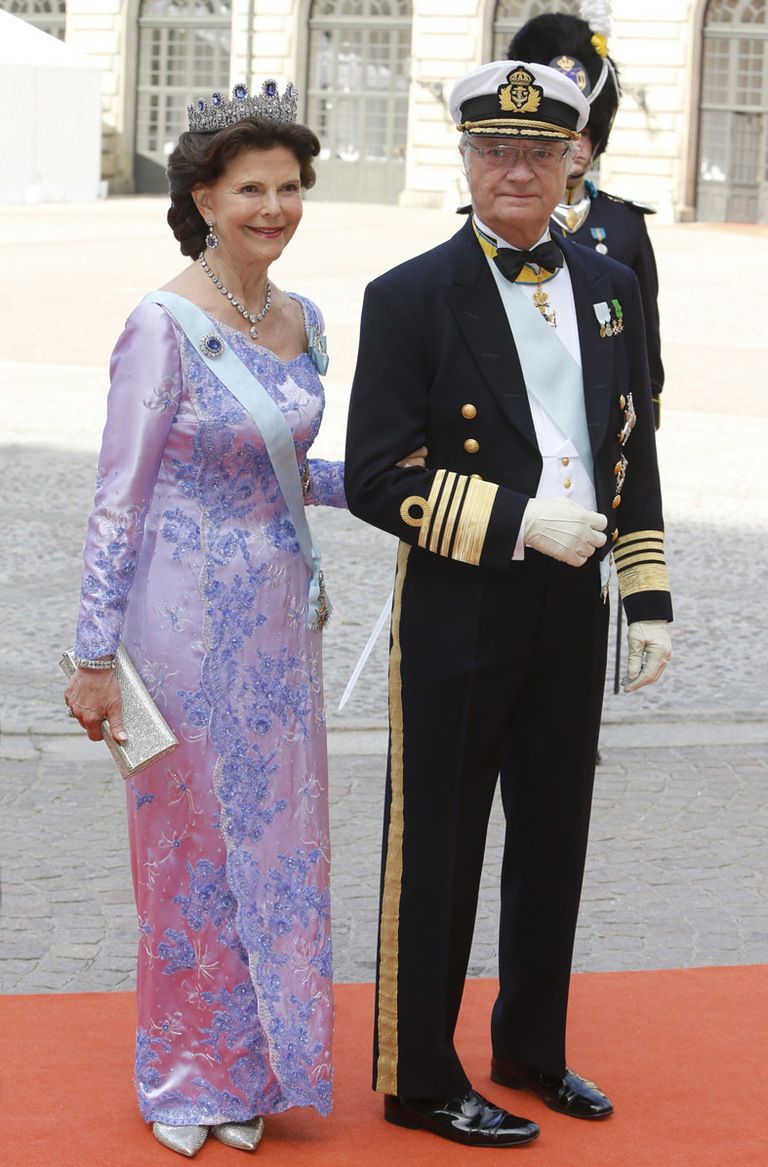 <p>Los reyes, <strong>Carlos XVI Gustavo</strong> y<strong> Silvia de Suecia</strong>, fueron de los primeros invitados en llegar. La reina, como siempre, mostrando su elegancia innata con un vestido de satén y encaje, y la corona de zafiros de la reina Leuchtenbergska. Por su parte, el rey, vistió con uniforme de Almirante de la Marina sueca.</p>