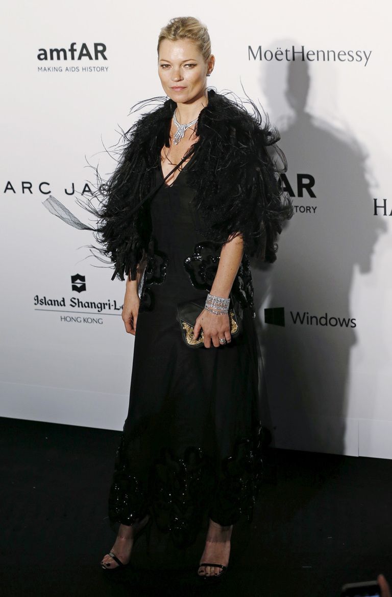 <p>La londinense <strong>Kate Moss</strong> optó por un 'total black' con una chaqueta corta de plumas y gasa. El 'clutch' y las sandalias acompañó su elección.</p>