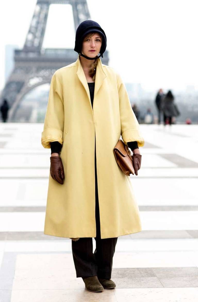 <p>El abrigo amarillo y el sombrero en forma de casquete son los protagonistas de este look que encontramos en las calles parisinas.</p>
