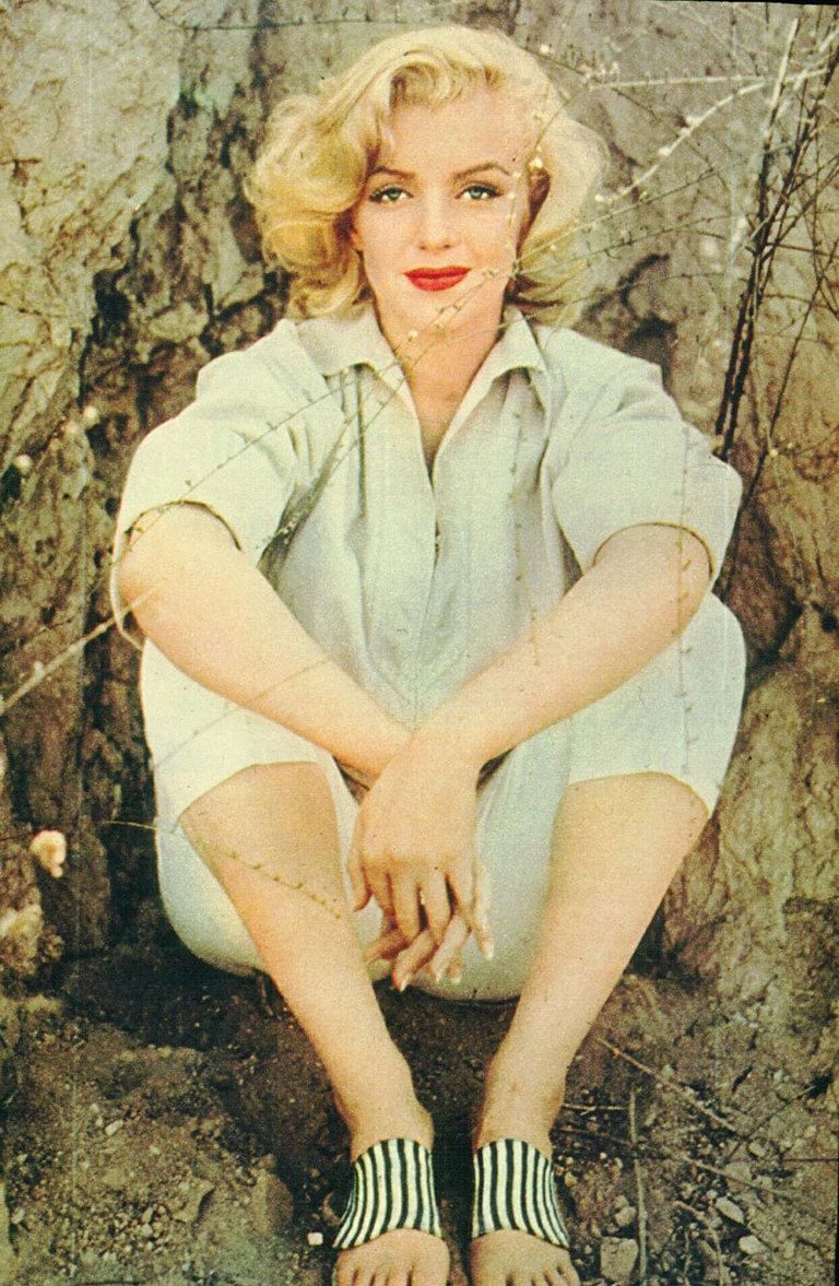 <p>Incluso en vaqueros, y prendas muy casual, Marilyn traspasaba y seducía a la cámara.</p>