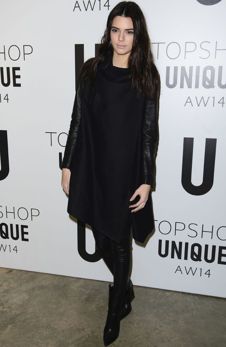 <p>La modelo&nbsp;<strong>Kendall Jenner</strong> con un total black look en el desfile de Topshop.</p>