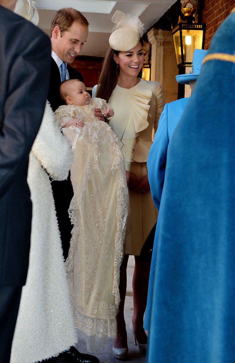 <p>La ceremonia ha durado unos 45 minutos y ha sido familiar por expreso deseo de los padres (han acudido unos 60 invitados). Siete han sido las personas escogidas para ejercer de padrinos del pequeño George, entre ellos amigos de la pareja, compañeros de la universidad y familiares como Zara Phillips, prima de Guillermo.</p>