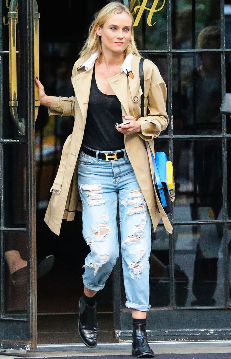 <p>Uno de los must have del entretiempo es el trench.&nbsp;<strong>Diane Kruger</strong> luce un original modelo con un cisne en el cuello combinado con un top negro, pantalones boyfriend, botines planos, cinturó de Hermès y bolso tricolor.&nbsp;</p>