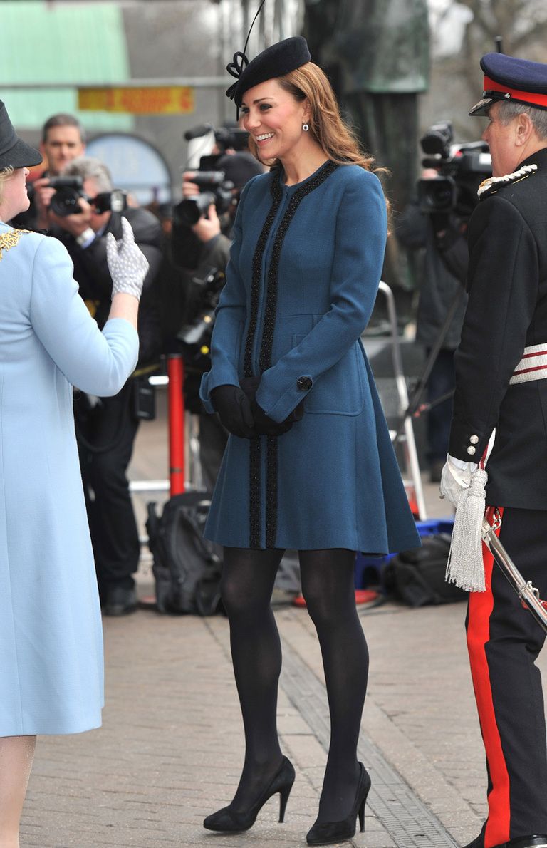 <p><strong>Kate Middleton</strong> recurre a su abrigo para combinar estos dos colores en un modelo en azul petróleo con bordados y botones en negro.&nbsp;</p>