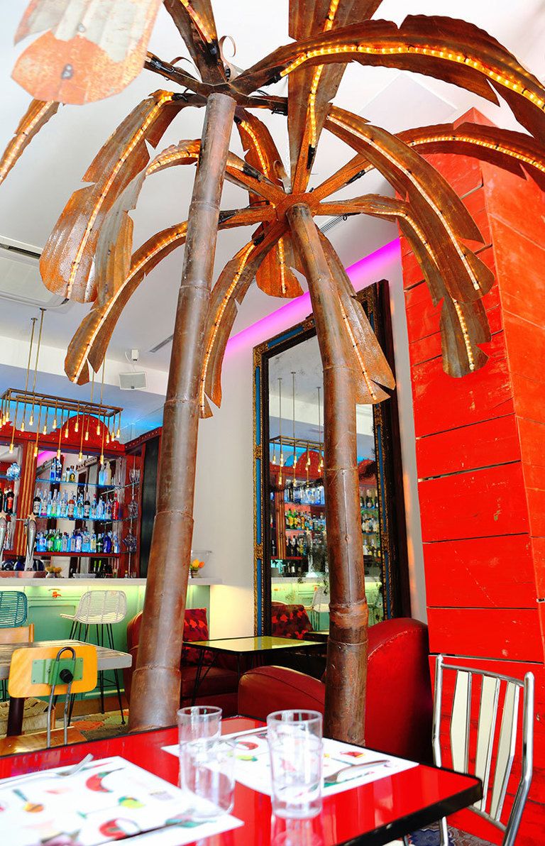 <p>Estas palmeras, de un anticuario francés, inspiraron el interiorismo del local.</p>