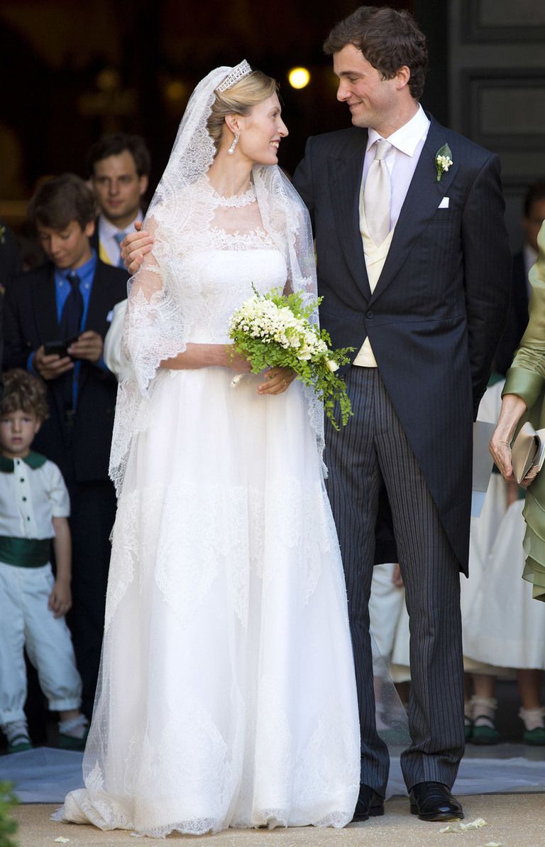 <p>La boda real de este verano ha sido la de&nbsp;<strong>Elisabetta María Rosboch y el Príncipe Amadeo de Bélgica</strong>. La novia, fiel a su estilo romántico escogió un impresionante vestido de encaje con larga cola de <strong>Valentino.</strong></p>