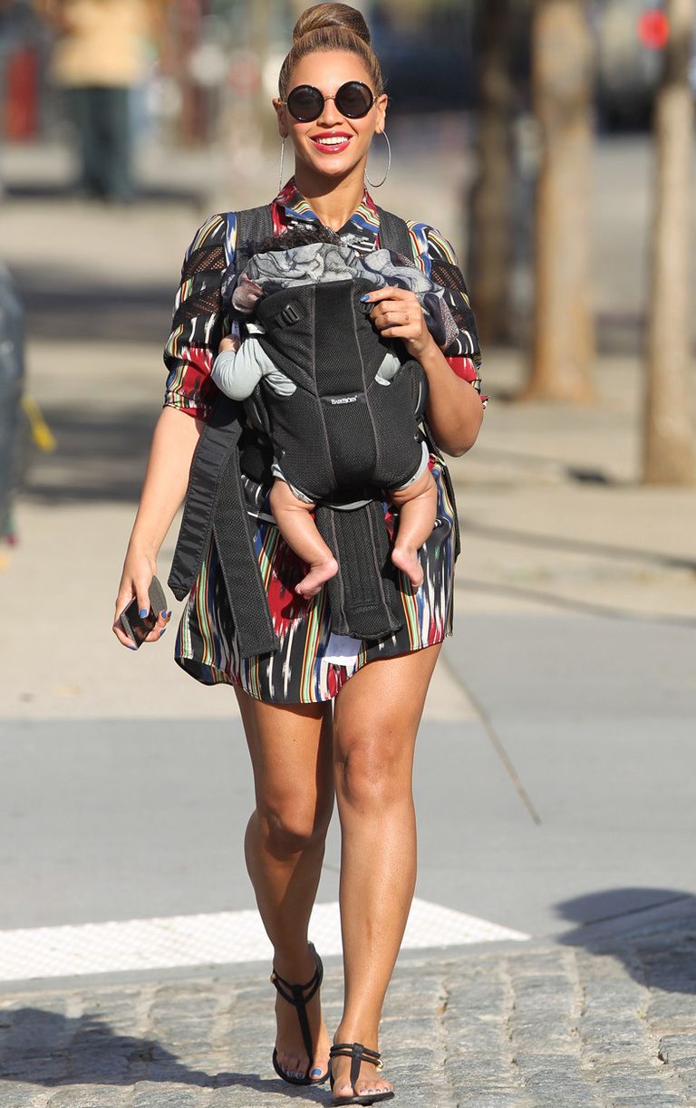 <p>Tras nacer su hija, la cantante y actriz disfrutaba dando paseos por la ciudad con su pequeña en la mochila.&nbsp;&nbsp;</p>