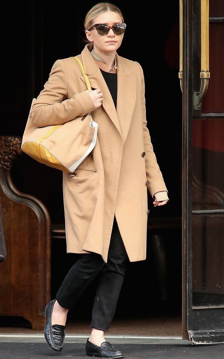 <p><strong>Ashley Olsen </strong>nos muestra como integrar este tipo de abrigos en un look de estilo masculino en clave total black.</p>