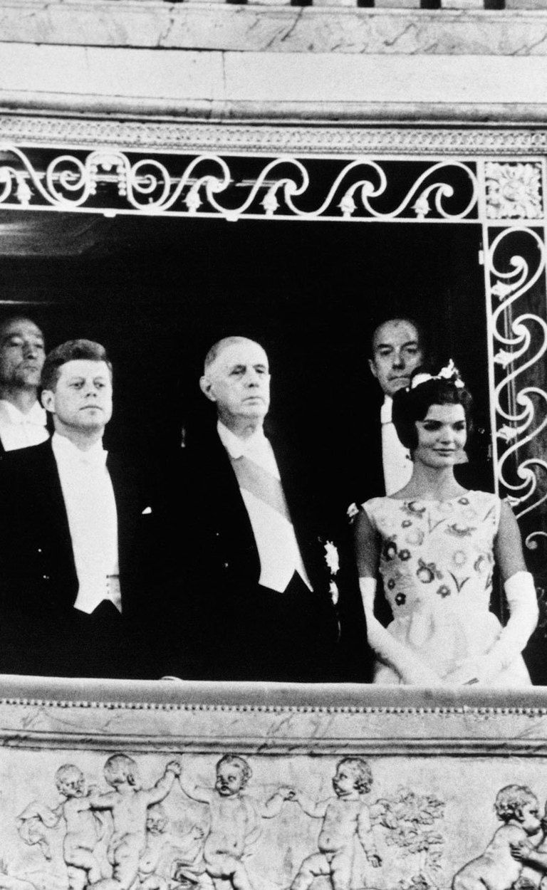 <p><strong>Jackie Kennedy</strong> junto a su marido en una cena de gala en el Palacio de Versalles en 1961.</p>