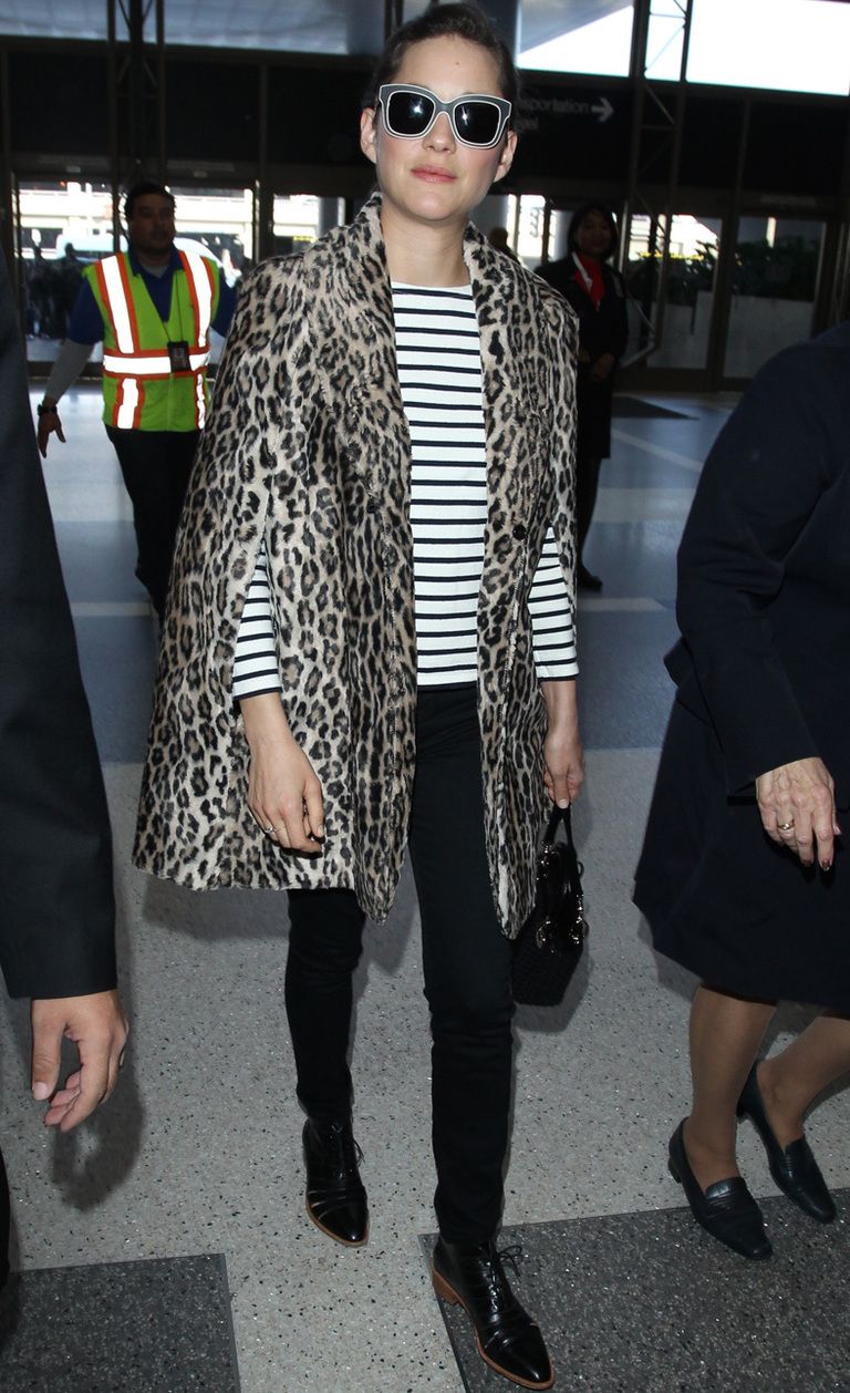 <p>Para copiar este look de aeropuerto de <strong>Marion Cotillard</strong> mezclando camiseta navy, capa de 'animal print', jeans pitillo, zapatos masculinos y bolso de mano. &nbsp;</p>
