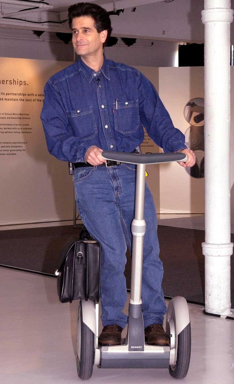 <p><strong>Dean Kamen</strong>, inventor del Segway, siempre opta por el mismo look. Camisa y pantalón vaquero con zapato negro. De hecho, Kamen&nbsp;figura en el libro Guinness de los Records por ir vestido durante más días seguidos con un conjunto vaquero. Se lo concedieron a los 14.616 días.</p>
