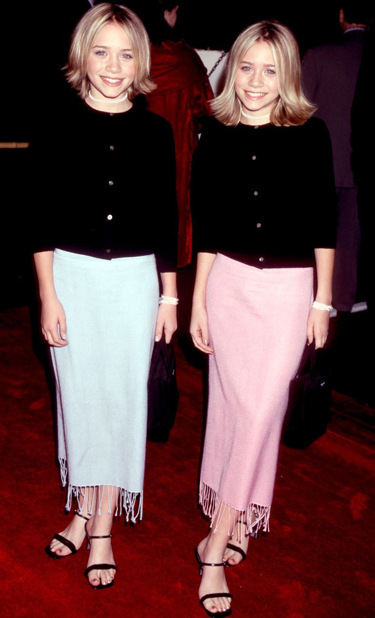 <p>Dónde: Premiere de 'Anna y el Rey' en 1999.</p><p>Qué llevaban: Con looks muy parecidos con falda en tonos claros, chaquetas de punto en negro y media melena.</p>