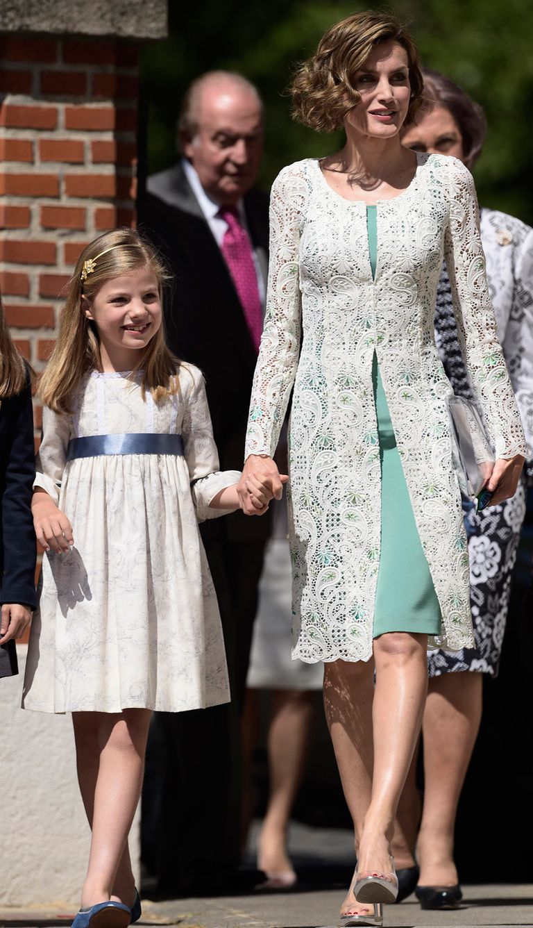 <p>La reina Letizia escogió un vestido en verde agua con un abrigo de encaje en crema de <strong>Felipe Varela</strong>, sandalias transparentes de <strong>Magrit</strong> y bolso a juego. Esta vez peinó su melena con unas ondas.</p>