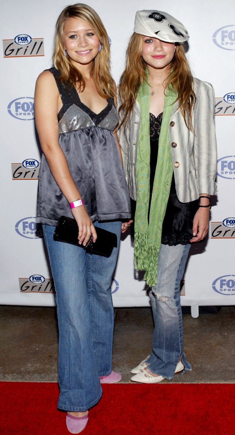 <p>Dónde: En un evento de Fox Grill en 2003.</p><p>Qué llevaban: En su último año de instituto Mary-Kate y Ashley empezaron a llevar gorras, tops baby doll y vaqueros de campana.&nbsp;</p>