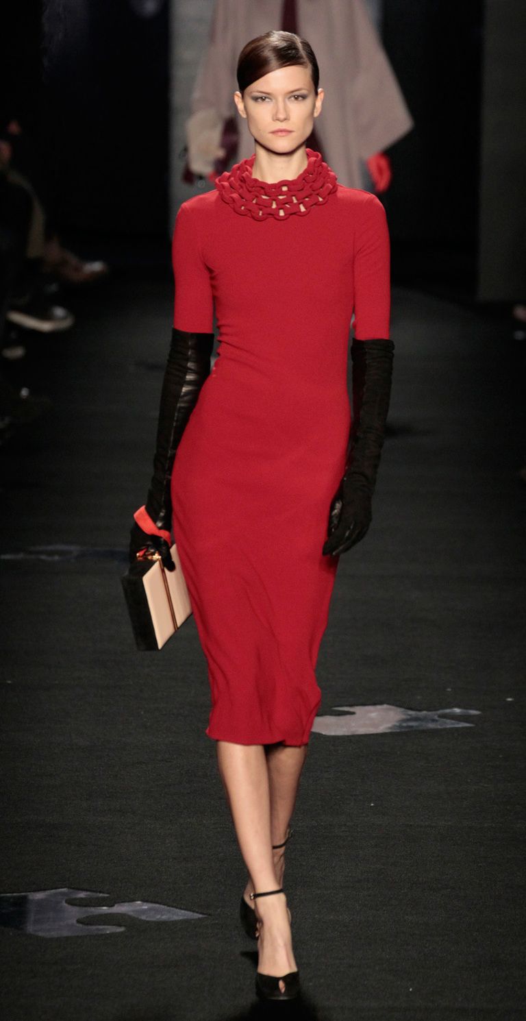 <p><strong>A lo 'Femme Fatale'</strong> con vestido rojo ajustado y guantes por encima del codo.</p>